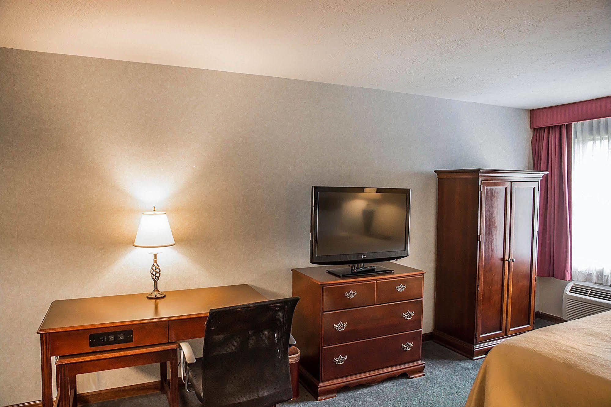 Quality Inn & Suites Cincinnati I-275 Springdale Buitenkant foto